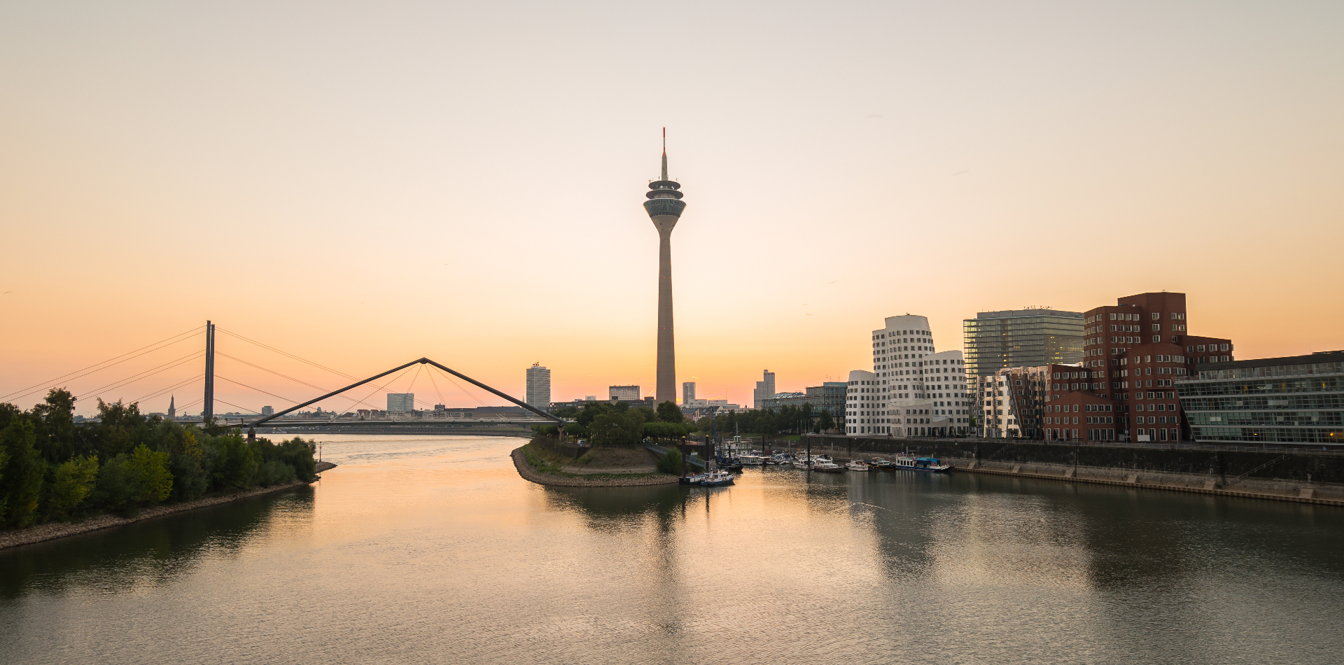 Sonnenaufgang über der Düsseldorfer Skyline