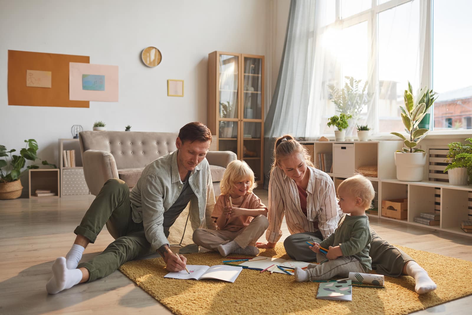 Familie vor dem gemeinsamen Zuhause